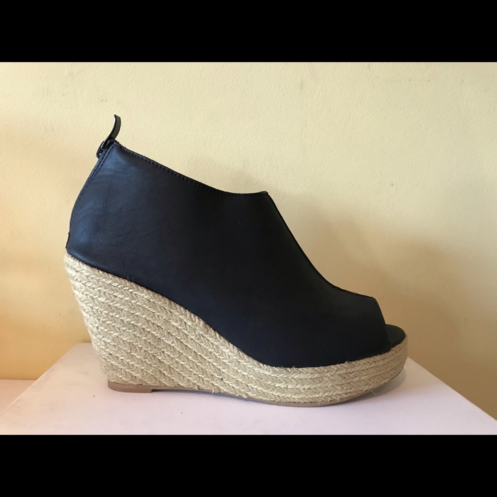 New, may be display sample. #H008 jute wedge.